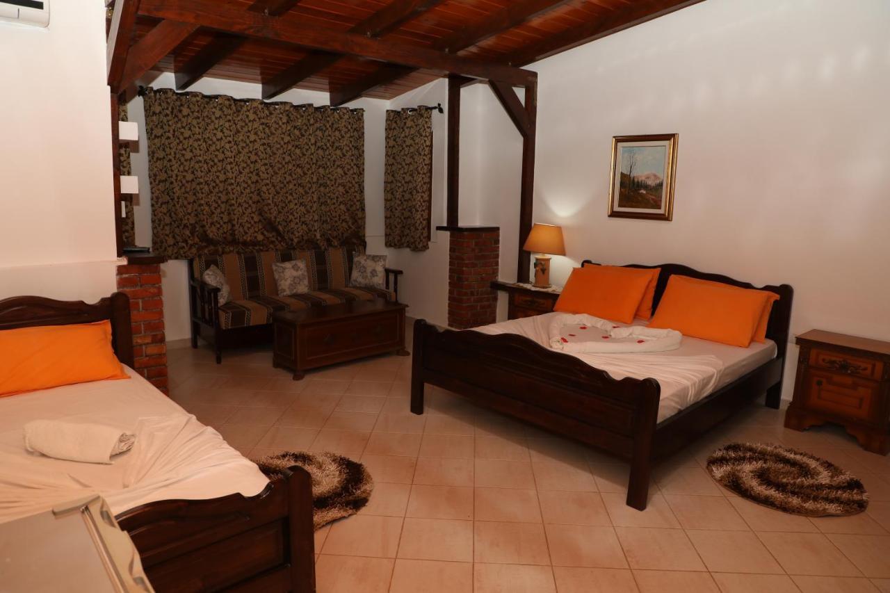 Keshtjella Syni Zi - Bujtine Hotel Shëngjin Buitenkant foto